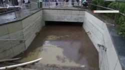 В Ялте из-за сильного ливня затопило подземный переход (видео) В Ялте из-за сильного ливня затопило подземный переход (видео)