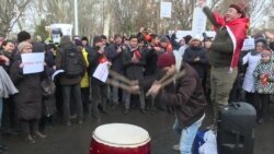 Kyrgyz Protesters Demand Corruption Probe, Call For Press Freedom Kyrgyz Protesters Demand Corruption Probe, Call For Press Freedom