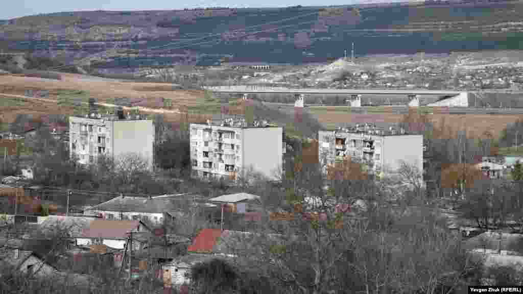 В советское время совхоз построил несколько пятиэтажек. Вдалеке за ними видна трасса «Таврида»