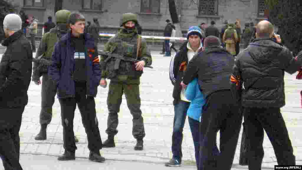 На площу почали приходити охочі подивитися на «ввічливих людей». Дехто намагається сфотографуватися зі спецназівцями. У «самообороні» до таких спроб ставляться прихильно, російські спецназівці взагалі ніяк не реагують, тільки глибше натягують балаклави.  