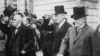 Слева направо: премьер-министр Франции Жорж Клемансо, президент США Вудро Вильсон и премьер-министр Великобритании Дэвид Ллойд Джордж во время Парижской мирной конференции, 1919 год