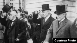 Слева направо: премьер-министр Франции Жорж Клемансо, президент США Вудро Вильсон и премьер-министр Великобритании Дэвид Ллойд Джордж во время Парижской мирной конференции, 1919