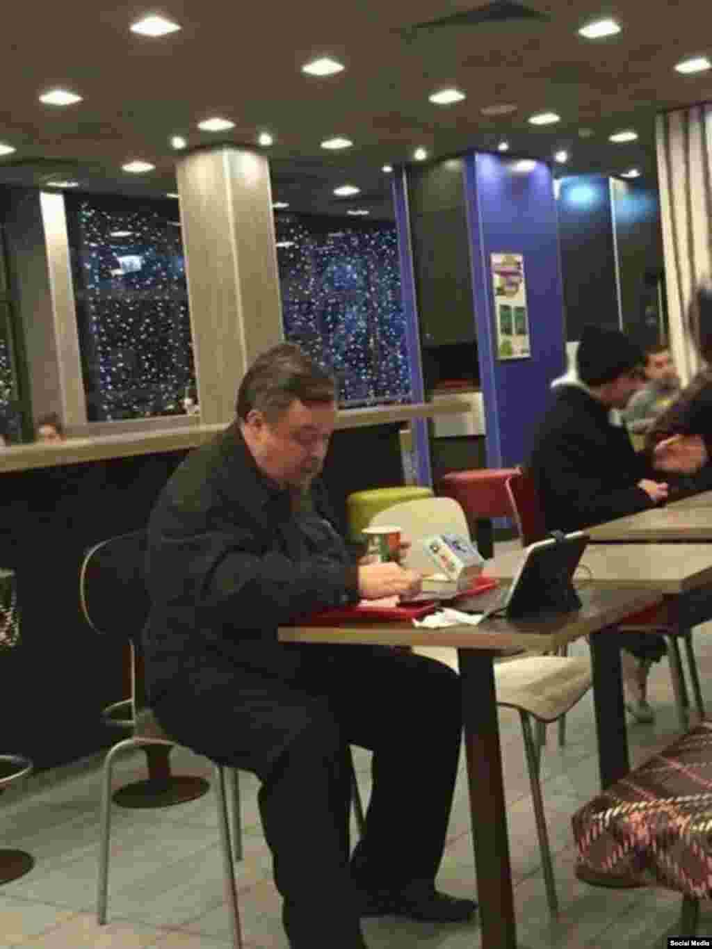 Протоиерей Русской православной церкви Всеволод Чаплин 24 декабря был снят с должности главы синодального Отдела по взаимоотношениям Церкви и общества. Чаплин связал свое увольнение со своими разногласиями с патриархом РПЦ Кириллом. За несколько дней до этого по социальным сетям разошлась фотография Чаплина в ресторане быстрого питания "МакДоналдс" во время рождественского поста.