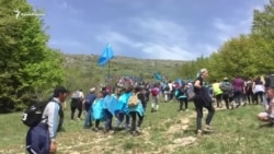 Под песню «1944»: в память о депортации крымские татары поднимаются на гору Чатыр-Даг (видео) Под песню «1944»: в память о депортации крымские татары поднимаются на гору Чатыр-Даг (видео)