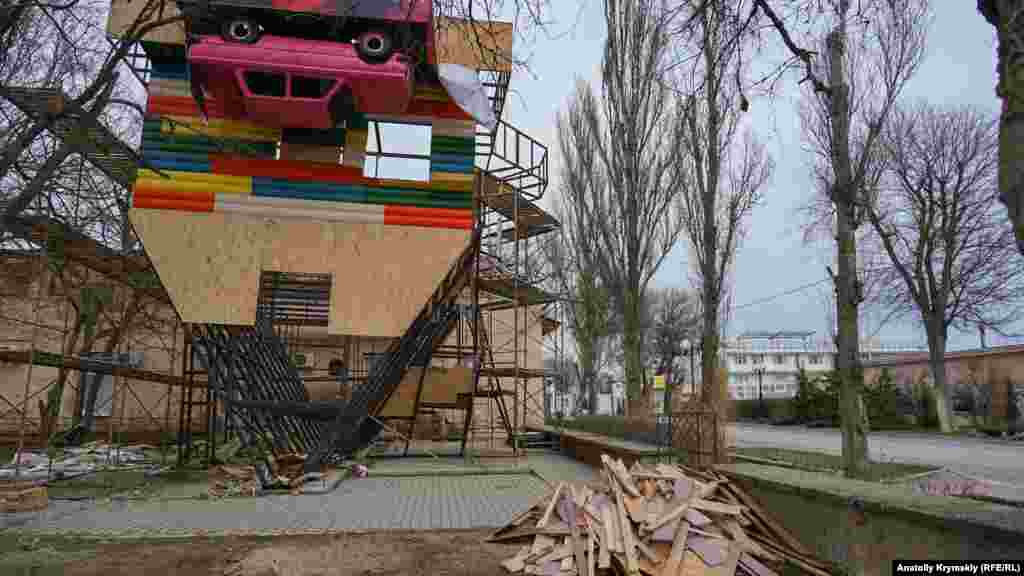 Незаконно побудований атракціон «Дім догори дриґом» так і не встигли повністю демонтувати до новорічних свят