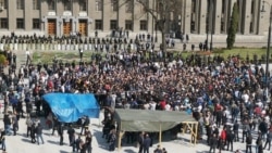Митингующие во Владикавказе потребовали отставки властей Митингующие во Владикавказе потребовали отставки властей
