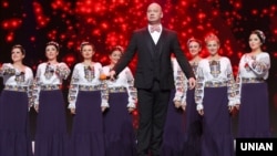 The song was performed by female members of the famed Hryhoriy Veryovka Folk Choir and comedian Yevhen Koshoviy (front) on the show Vechirniy Kvartal, or Evening Quarter, on channel 1+1 on October 20.