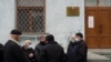 Ветераны крымскотатарского национального движения и родственники осужденных крымских татар требуют встречи с Сергеем Аксеновым у здания Совмина Крыма, 6 ноября 2020 года