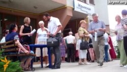 Очередь в Симферополе за российской медстраховкой Очередь в Симферополе за российской медстраховкой