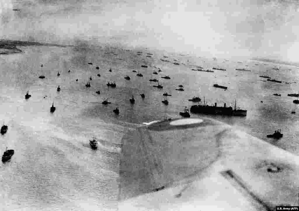 Эта аэрофотосъемка, сделанная 6 июня 1944, показывает военно-морские силы союзников, которые участвовали в операции «Оверлорд»