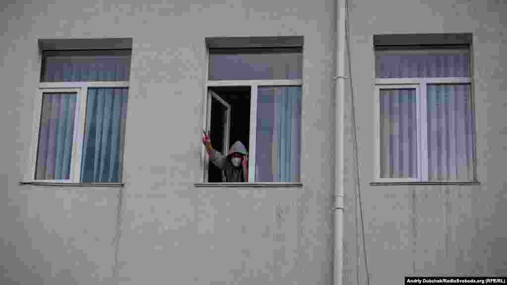 Заведующий отделением реанимации Сергей Козырев – один из врачей больницы, который заразился коронавирусом. Мужчина разговаривает с фотокорреспондентом Дубчаком по телефону. «Я хочу, чтобы все скоро закончилось. Я волнуюсь за свою жену и дочь», – говорит Козырев. Мужчина обещал вернуться к работе, как только вылечится