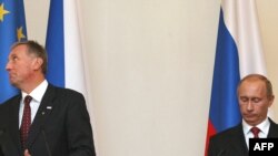 Россия и Европа с трудом находят общий язык. Премьер Владимир Путин (справа) на встрече с Миреком Тополанеком, премьером Чехии (нынешний председатель Евросоюза)