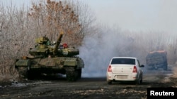 Российский танк возле деревни Рассыпное на востоке Украины