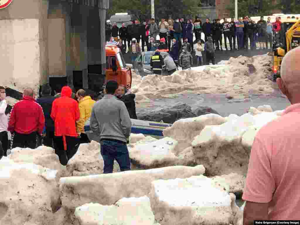 Куски льда остались в Гюмри, даже когда вода отступила. И хотя летний град – довольно распространенное явление для горного города, местный метеоролог описал шторм как «беспрецедентный»