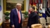 Volodimir Zelenski (dreapta) și președintele SUA, Donald Trump (stânga), în timpul întâlnirii lor de la Casa Albă, Washington, pe 18 august.