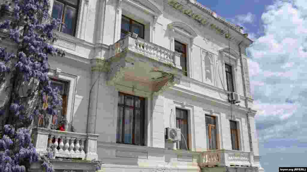 Западные и северные части корпуса прислуги на верхних частях строения – в потеках