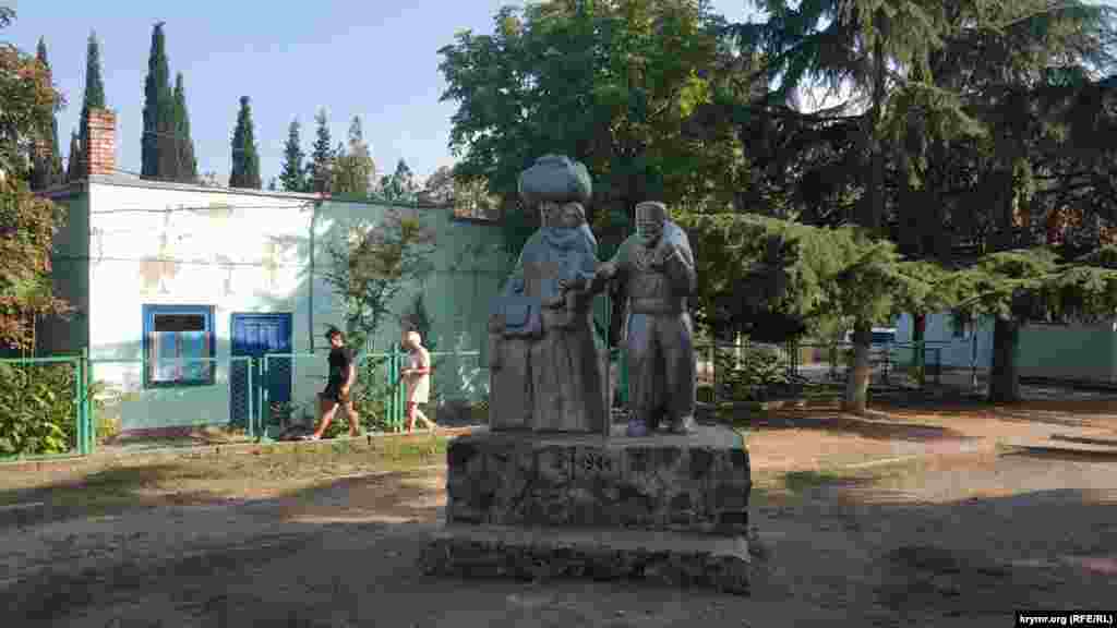 В небольшом сквере у мечети – памятник жертвам депортации крымских татар