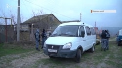 «Обыск в грубой форме»: ФСБ в домах крымских татар (видео) «Обыск в грубой форме»: ФСБ в домах крымских татар (видео)