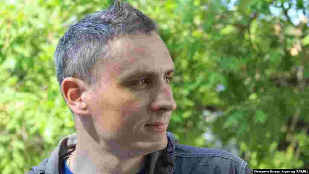 На фото – севастополець Ігор Мовенко. За версією пресслужби Прокуратури АРК, колишній співробітник українського «Беркута» Володимир Суходольський побив його в Севастополі. Суходольський брав участь у розгоні Євромайдану в Києві. Після анексії Криму він перейшов на роботу в російську поліцію в Криму. За версією слідства, причиною побиття стала наклейка з українською символікою на велосипеді Мовенка. Серед травм, діагностованих у активіста, виявилися відкрита черепно-мозкова травма, струс мозку, перелом основи черепа, перелом щелепи, закритий перелом кісток носа, контузія очного яблука