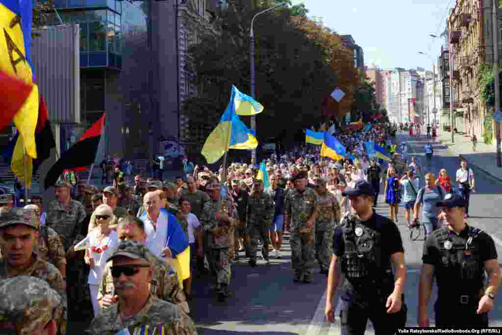 Ветераны устроили свои шествия в нескольких городах страны. Это Днепр. 