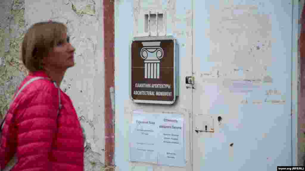 От Гезлевских ворот начинается главный экскурсионный маршрут Евпатории – «Малый Иерусалим». В него входят более десятка объектов, среди которых уже упомянутые мечеть Джума-Джами и Свято-Николаевский собор, а также Караимские кенасы, Текие дервишей, Армянская церковь, турецкие бани и другие достопримечательности города