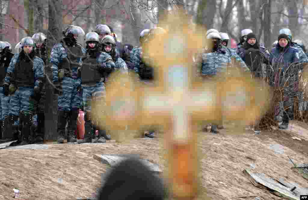 Служба безопасности Украины запретила въезд в страну гражданам США и Польши за участие в протестах