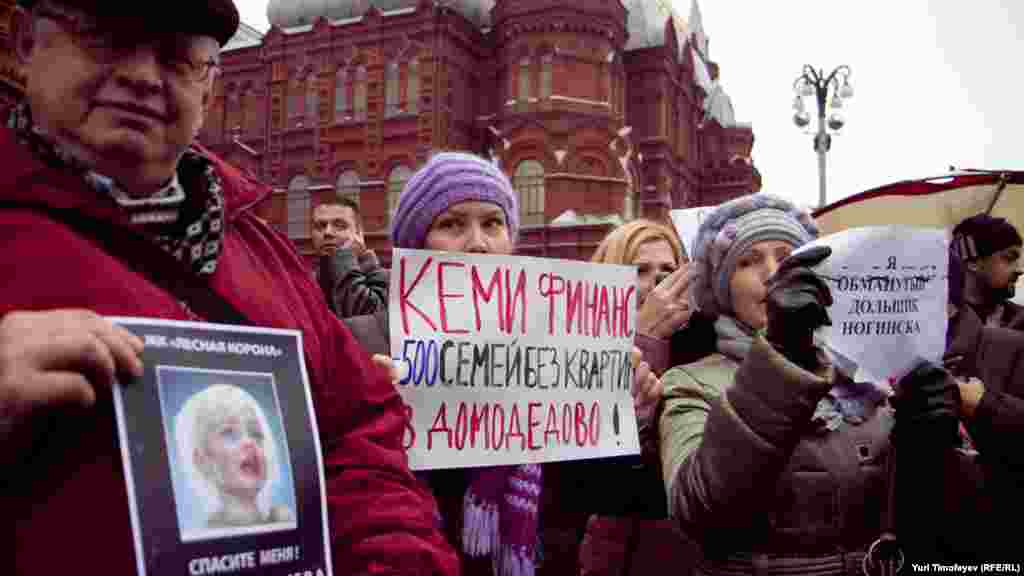 Активистам "Левого фронта" и объединений "Обманутых дольщиков" не удалось прорваться на Красную площадь, где планировалась несанкционированная акция "Народ против незаконных выборов!". 