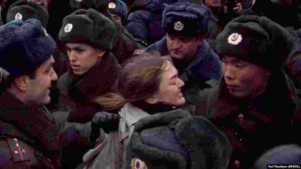 Активистам "Левого фронта" и объединений "Обманутых дольщиков" не удалось прорваться на Красную площадь, где планировалась несанкционированная акция "Народ против незаконных выборов!". 