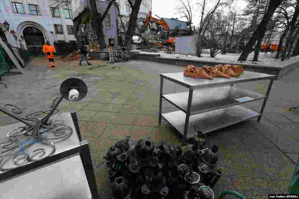 Рядом на земле – старинные по виду фонари