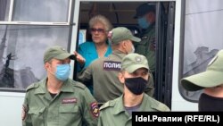 Полицейские у автозака с задержанными с субботу, 1 августа