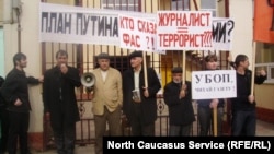 Низам цIунулезда дандечIун "Черновикалъул" редакциялда цебе Камалов ХIажимурадица (квегIиса к1иабилев) тIобитIулеб митинг, МахIачхъала, 2006 сон