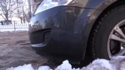 Гололед и буксующие автомобили: в Симферополе выпал первый снег (видео) Гололед и буксующие автомобили: в Симферополе выпал первый снег (видео)