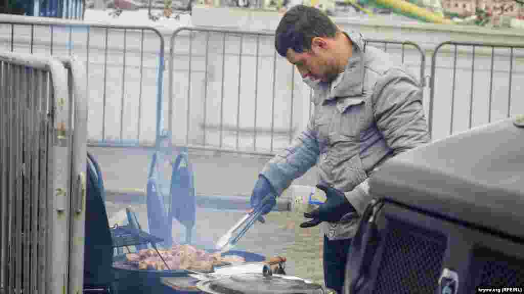 Местные предприниматели организовали зону «быстрого перекуса» для тех, кто проголодался