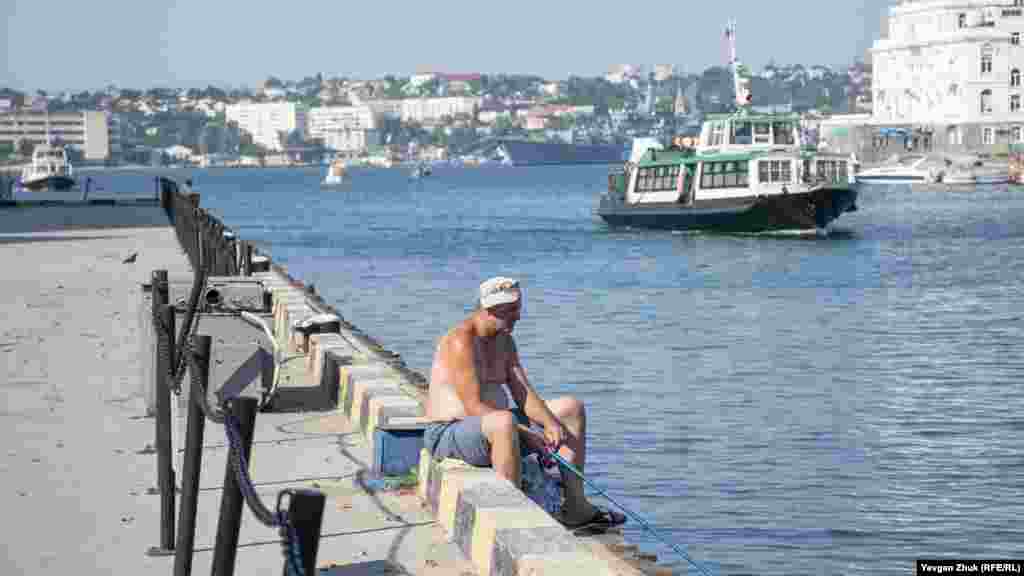 Рыбачить в такую жару – то еще удовольствие 