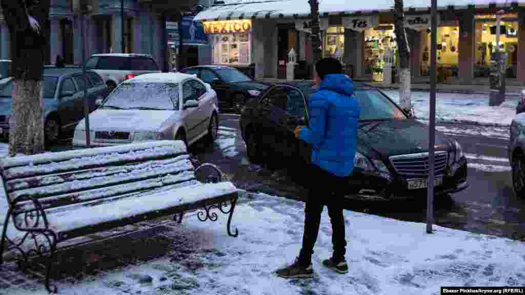 Обов'язковою розвагою в снігову погоду була і залишається гра в сніжки