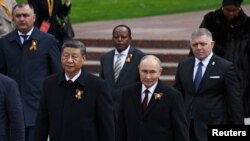 Robert Fico (primul din dreapta) a fost singurul lider dintr-o țară UE prezent la manifestările de la Moscova de Ziua Victoriei, la 9 mai 2025.