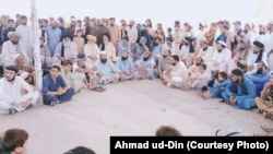 په شمالي وزیرستان کې یوشمېر مظاهره کوونکي د پرلت پر مهال - د اګست څلورمې انځور.