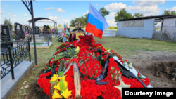 Могилы предположительно погибших в Украине военнослужащих