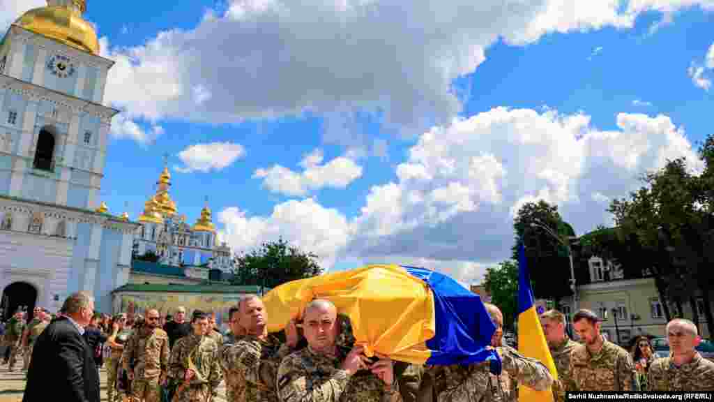  "Фаната" поховали на Лісному кладовищі у Києві