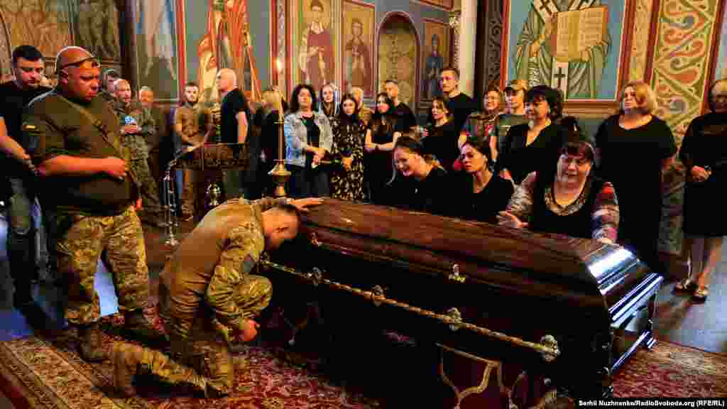 Бойові товариші прощаються із побратимом 