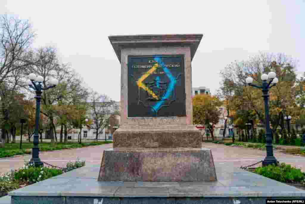 Постамент, на якому стояв монумент князя Потьомкіна. Під час російської окупації Херсона 26 жовтня 2022 року його демонтували та вивезли російські окупанти. Потьомкінський сквер   