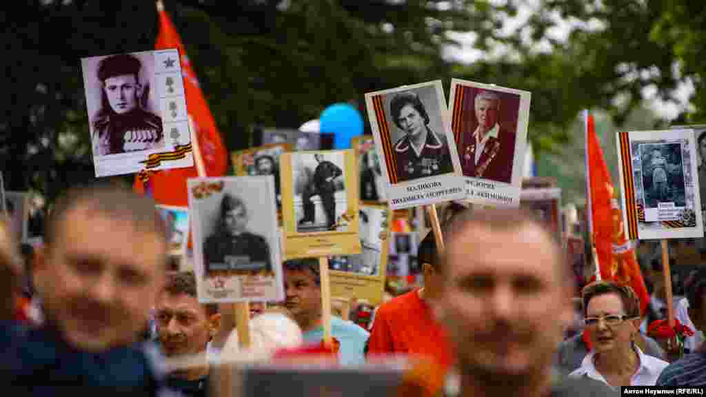 «Безсмертний полк» проводиться останні кілька років у багатьох містах Росії, а також у деяких країнах колишнього СРСР