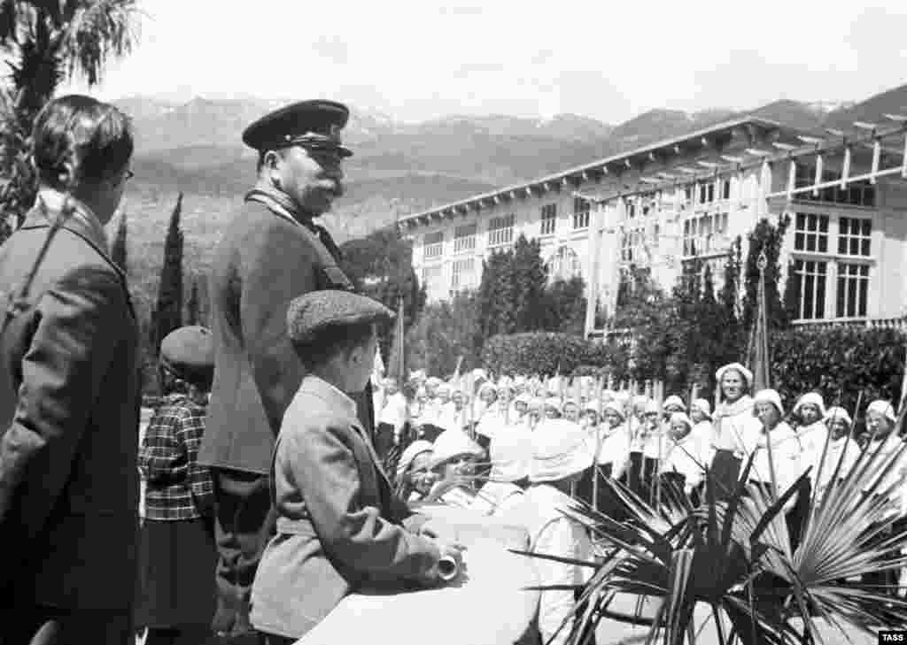 В 1946 году «Артек» посетил маршал Советского Союза Семен Буденный. За годы существования лагеря высшее руководство СССР не раз его посещало, однако советский лидер Иосиф Сталин так ни разу и не побывал в «Артеке»