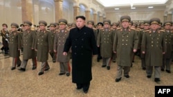 Ким Чен Ын и генералы посещают Кумсусанский дворец Солнца в Пхеньяне