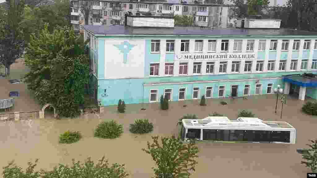 Наводнение в Керчи. В городе в результате сильных ливней были затоплены пять улиц и более 230 частных и многоквартирных домов