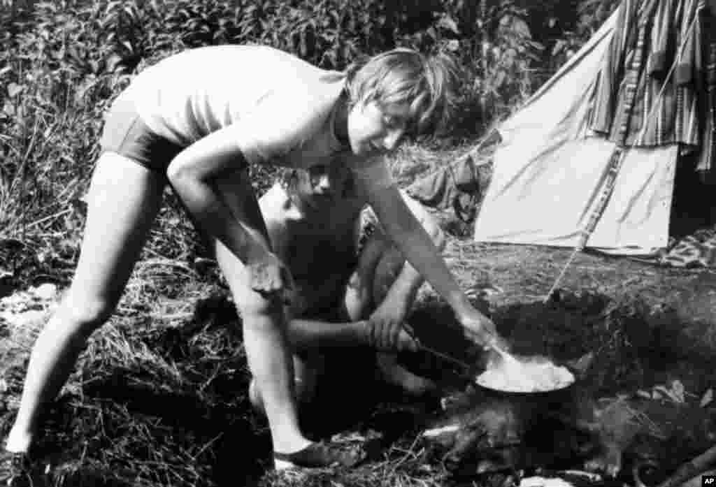Будущий канцлер Германии Ангела Меркель в походе в 1973 году. До воссоединения Германии еще 16 лет.   