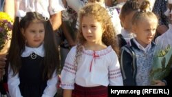 От вышиванок до триколора: как проходил День знаний в Крыму (фотогалерея)