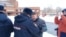 Полиция в Череповце требует от Григория Винтера (в центре) прекратить акции в защиту Пуловского леса