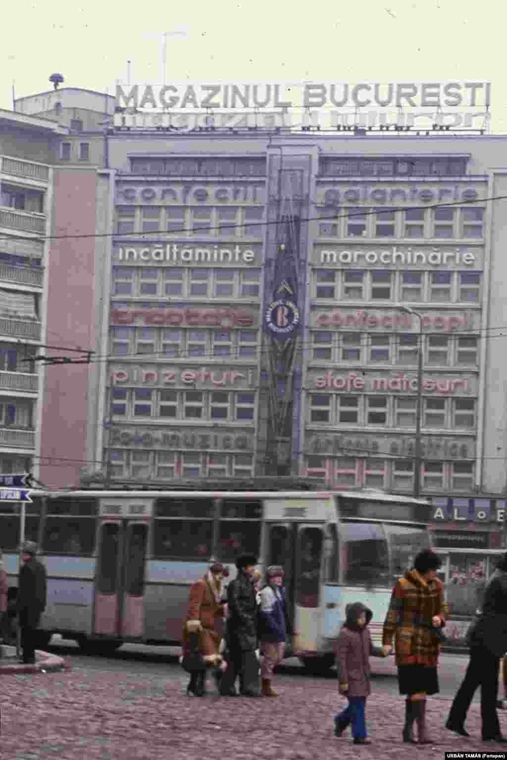 Универмаг в Бухаресте, 1986 год. К тому времени режим Чаушеску ввел в стране карточную систему.  