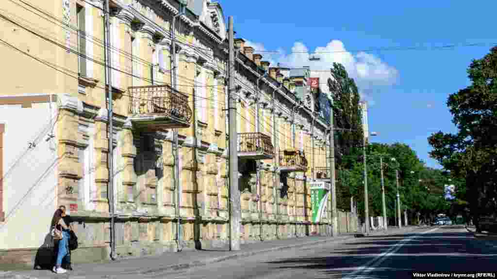 З вулиці Воровського можна потрапити в історичну частину Сімферополя – городище Неаполя, столицю пізньоскіфської держави